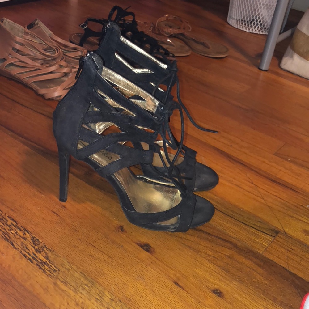 Black heels - Picture 2 of 2
